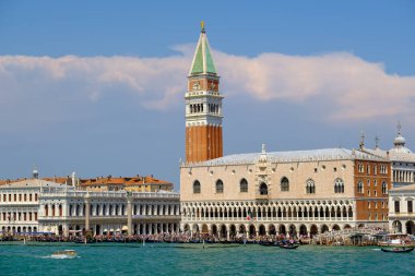 Venedik'in en ünlü meydanı San Marco'da turistler gezi