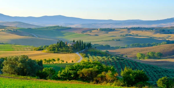 Paisaje aéreo de finales de verano del valle en Toscana — Foto de Stock