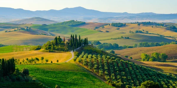 Late zomer lucht landschap van de vallei in Toscane — Stockfoto