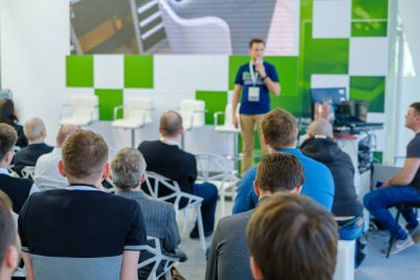 İş konferansına katılanlar oturup dinlesin.