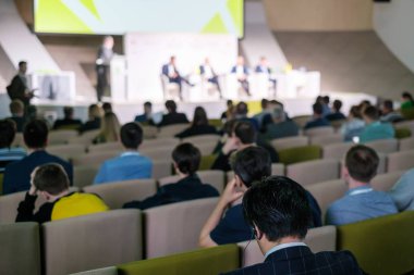 İş konferansına katılanlar oturup dinlesin.