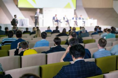 İş konferansına katılanlar oturup dinlesin.