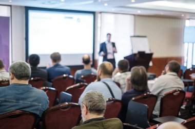 İş konferansına katılanlar oturup dinlesin.