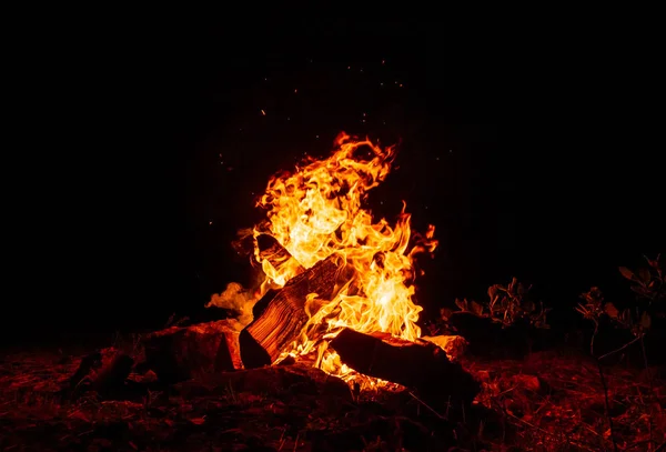 暗い夜のキャンプファイア燃焼 — ストック写真