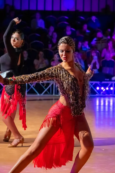 Meisjes dansers nemen deel aan artistieke danswedstrijden — Stockfoto