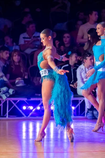 Дівчата-танцюристки беруть участь у конкурсах художнього танцю. — стокове фото