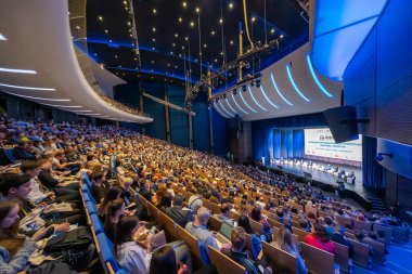 İş eğitimi forumunun ziyaretçileri büyük salonda konferans dinliyorlar