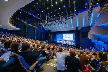 İş eğitimi forumunun ziyaretçileri büyük salonda konferans dinliyorlar