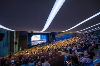 İş eğitimi forumunun ziyaretçileri büyük salonda konferans dinliyorlar