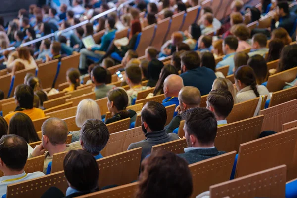 Uczestnicy konferencji biznesowej siedzą i słuchają — Zdjęcie stockowe