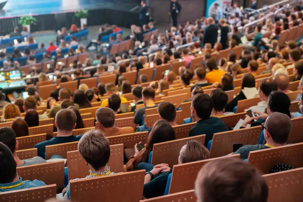 Uczestnicy konferencji biznesowej siedzą i słuchają — Zdjęcie stockowe