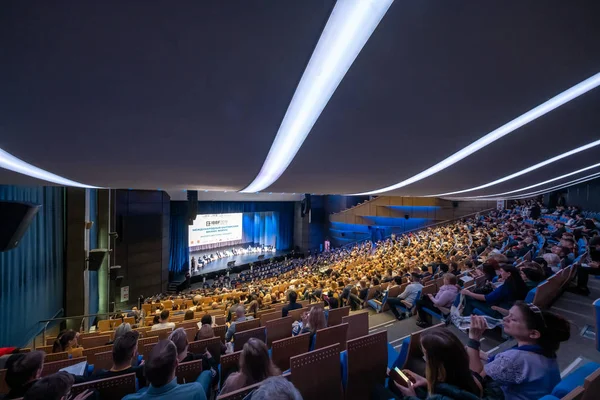 Besökare på Business Education Forum lyssnar på föredrag i stora hallen — Stockfoto