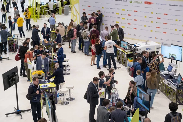 Business forum visitors at exhibition space, top view — Stock Photo, Image