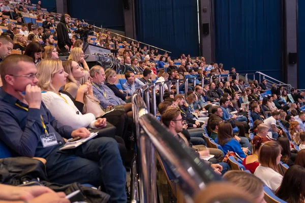 Посетители форума бизнес-образования слушают лекции в большом зале — стоковое фото