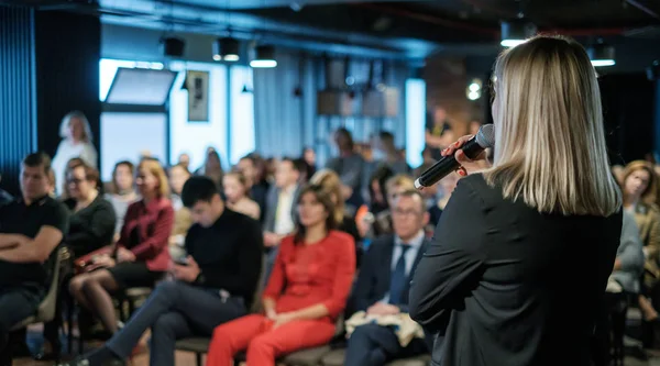 Vrouwelijke presentator spreekt publiek toe — Stockfoto