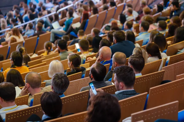 Los asistentes a la conferencia de negocios se sientan y escuchan — Foto de Stock