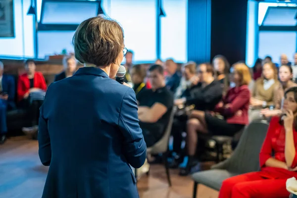 Moderatorin spricht zum Publikum — Stockfoto