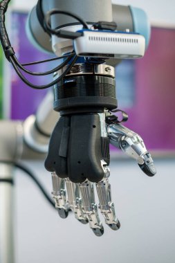 Yapay metal ve plastik robot el.