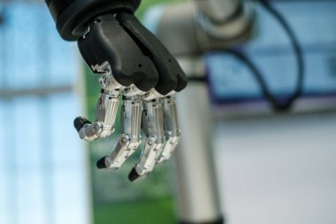 Yapay metal ve plastik robot el.
