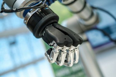 Yapay metal ve plastik robot el.