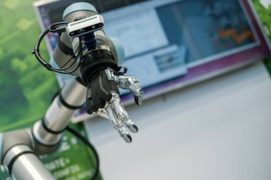 Yapay metal ve plastik robot el.