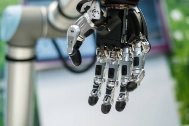 Yapay metal ve plastik robot el.