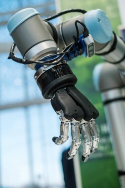 Yapay metal ve plastik robot el.