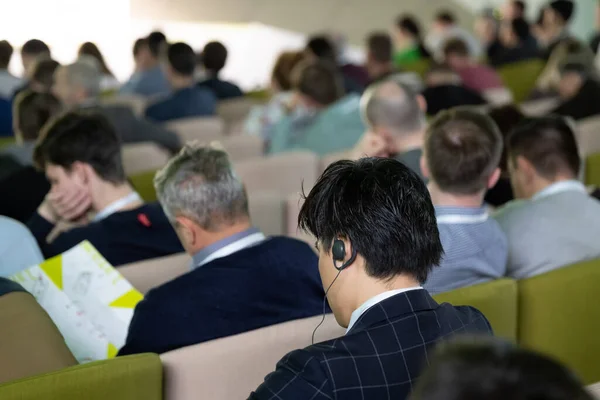 Konferensdeltagare sitter och lyssnar — Stockfoto