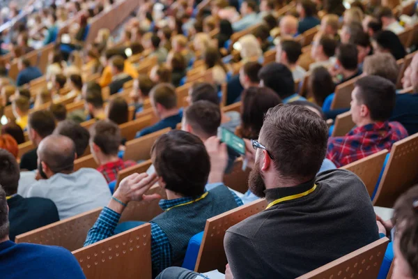 Los asistentes a la conferencia de negocios se sientan y escuchan — Foto de Stock