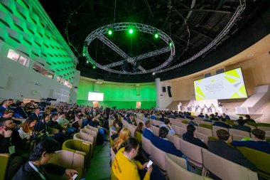 Geniş salondaki bilim konferansına katılanlar