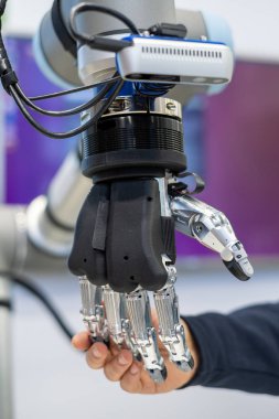 İnsan eli ve robot kolu