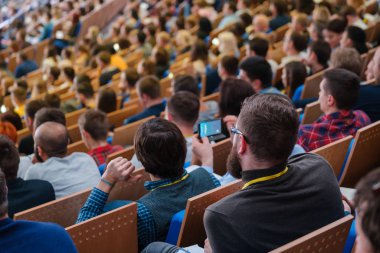 İş konferansına katılanlar oturup dinlesin.