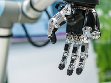 Yapay metal ve plastik robot el.