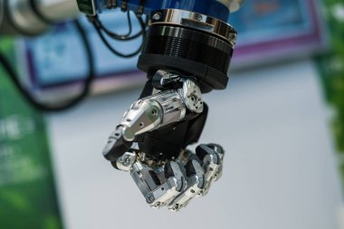 Yapay metal ve plastik robot el.