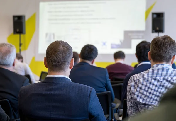Män i företagsutbildning lyssnar på presentation — Stockfoto