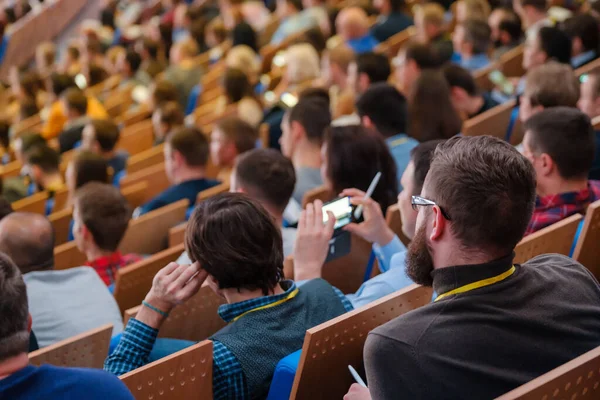 Los asistentes a la conferencia de negocios se sientan y escuchan — Foto de Stock