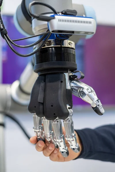 人間の手とロボットアーム — ストック写真