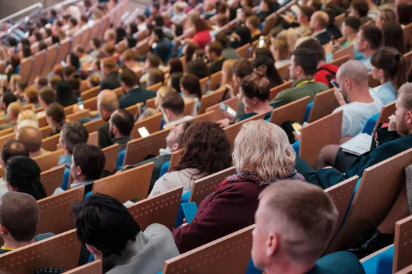 Deelnemers aan zakelijke conferenties zitten en luisteren — Stockfoto
