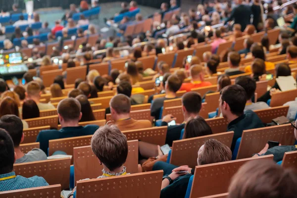 Üzleti konferencia résztvevői ülnek és hallgatják — Stock Fotó