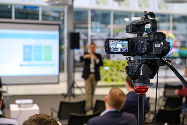 Kamera zeichnet männlichen Redner im Konferenzsaal auf — Stockfoto