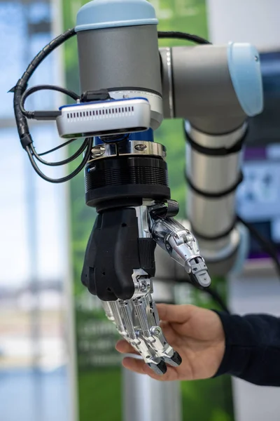 İnsan eli ve robot kolu