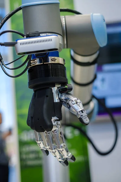 Yapay metal ve plastik robot el.