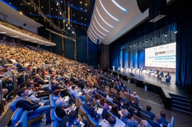 İş eğitimi forumunun ziyaretçileri büyük salonda konferans dinliyorlar