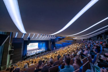 İş eğitimi forumunun ziyaretçileri büyük salonda konferans dinliyorlar