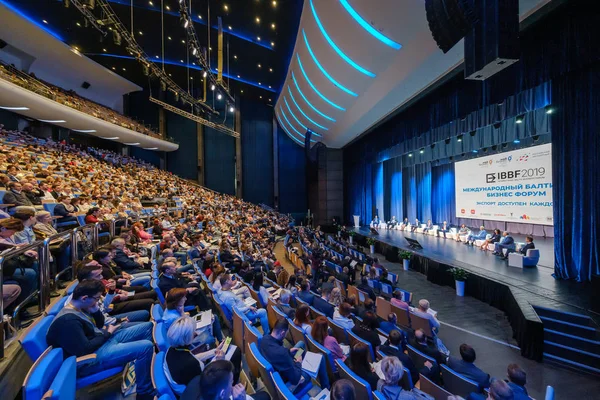 Los visitantes del foro de educación empresarial escuchan una conferencia en un gran salón — Foto de Stock