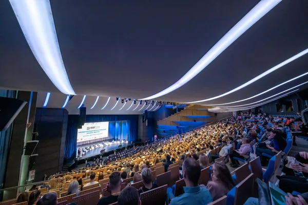 Les visiteurs du forum d'éducation aux affaires écoutent la conférence dans la grande salle — Photo