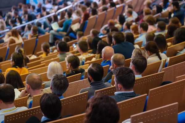 Uczestnicy konferencji biznesowej siedzą i słuchają — Zdjęcie stockowe