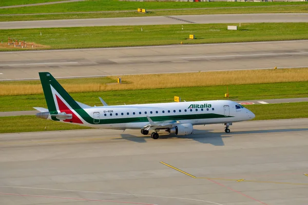 Aereo Alitalia che si prepara all'atterraggio diurno in aeroporto internazionale — Foto Stock