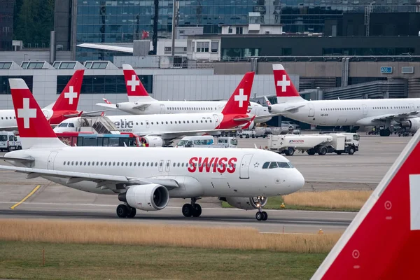 Aeromobili delle compagnie aeree svizzere che si preparano al decollo nell'aeroporto internazionale — Foto Stock