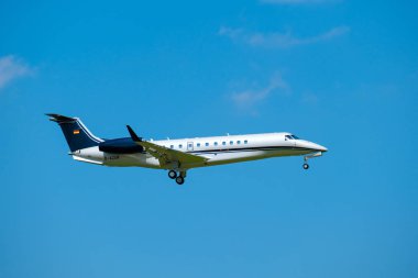 Özel küçük hava jet gökyüzünde uçan